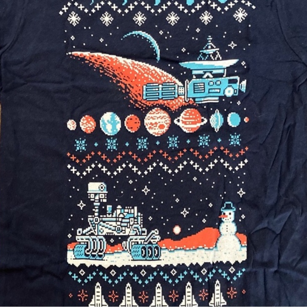 Loot crate mens medium Christmas holiday pixel shirt